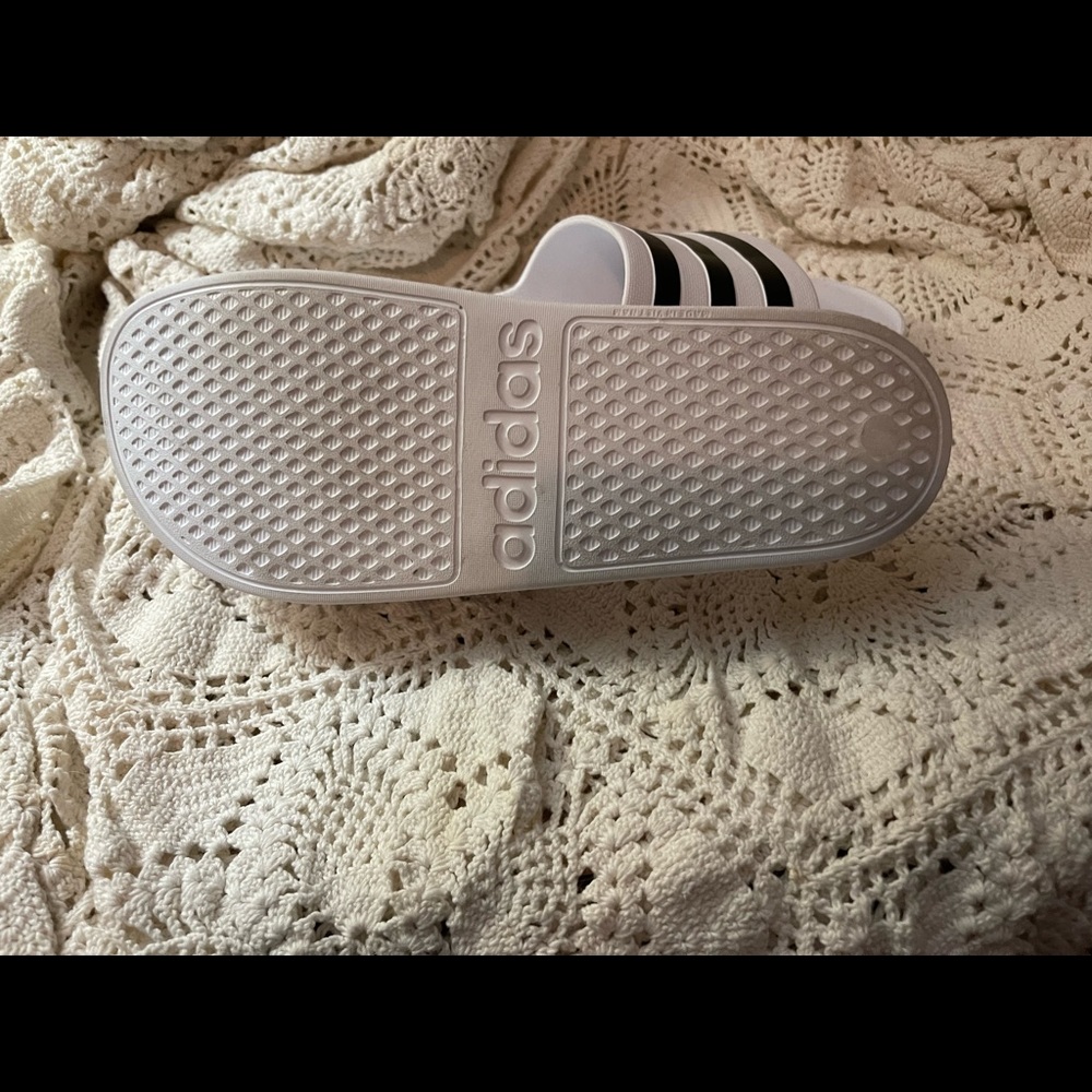Size 10 white and blue Adidas sandals Synthetic upper
Slip-on
Round open toe - Picture 12 of 12